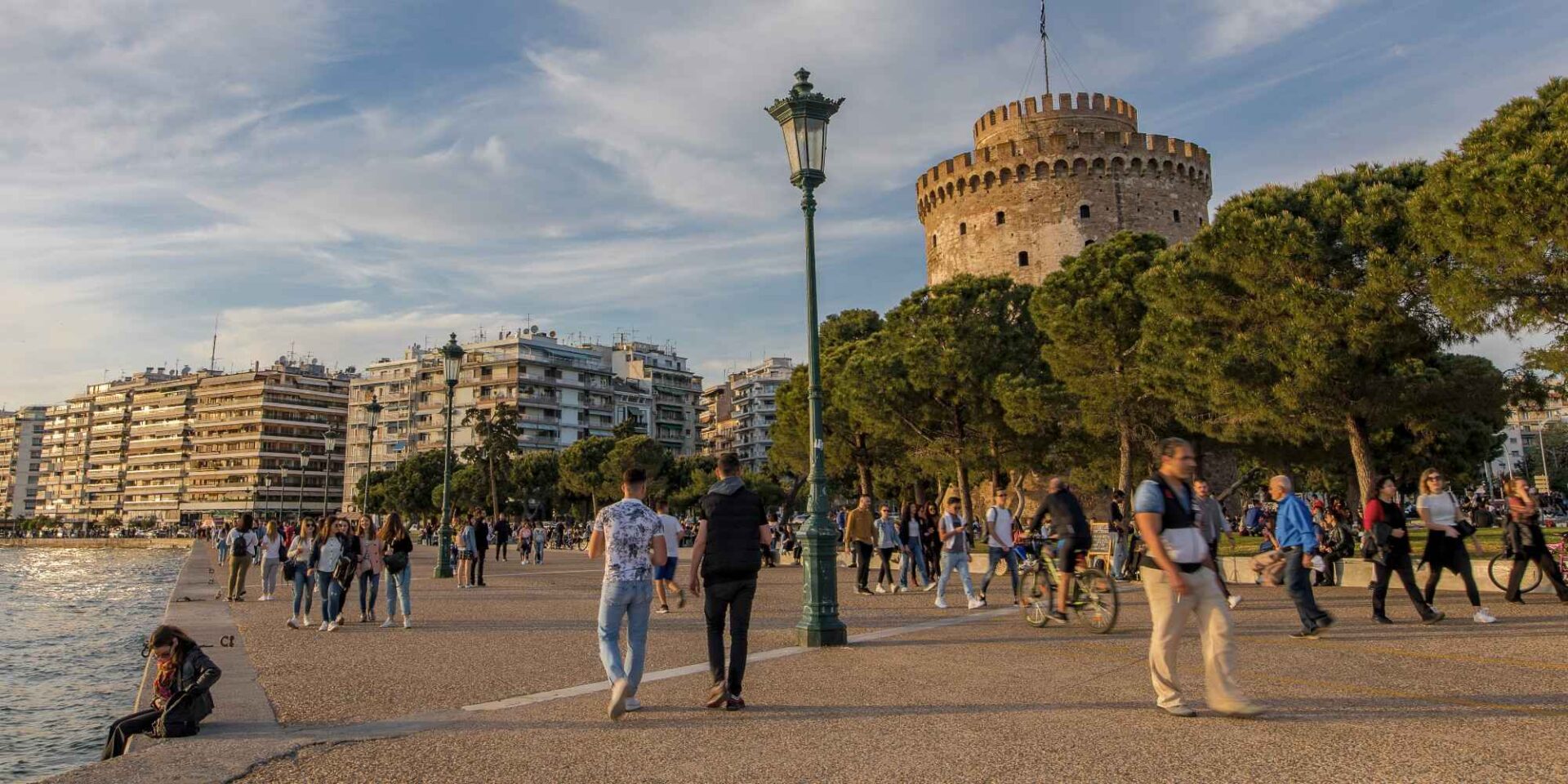 Κόσμος στην παραλία Θεσσαλονίκης