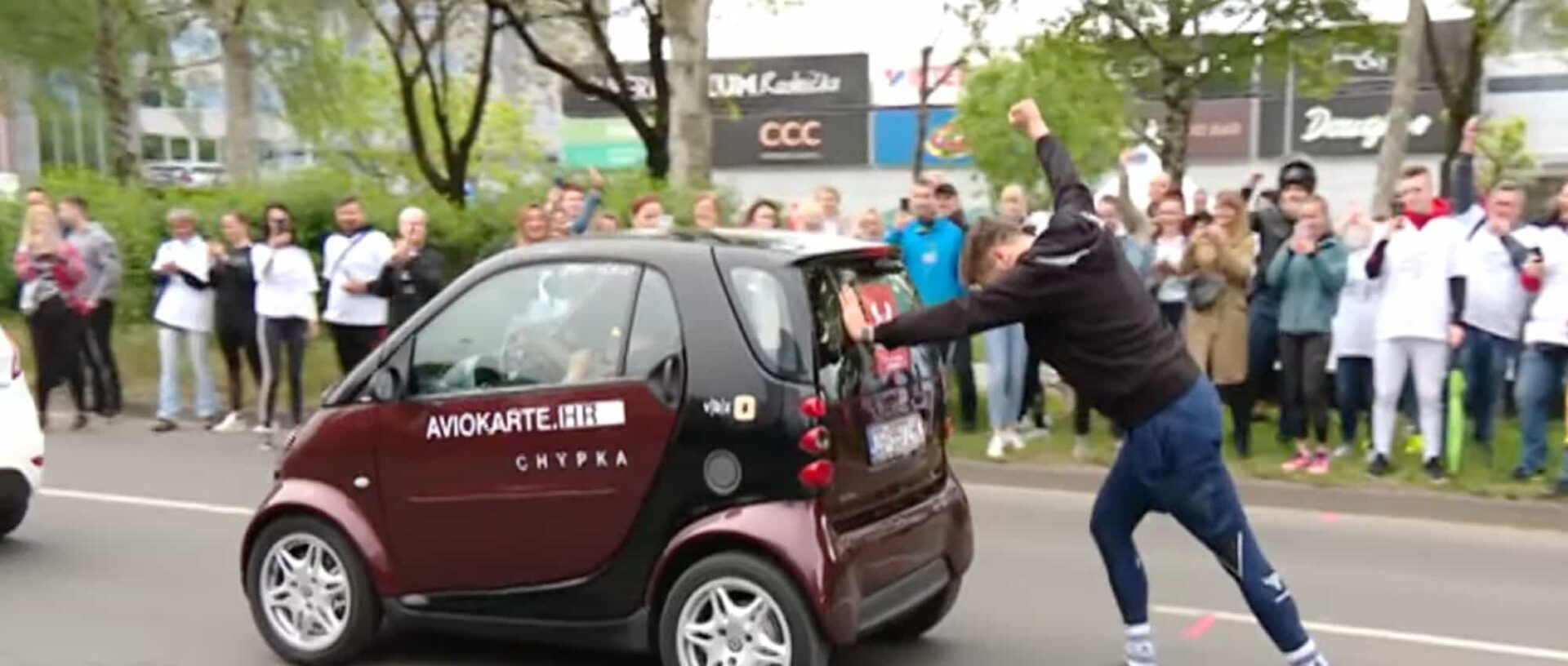 Γυμναστής στην Κροατία έσπρωχνε ένα smart για 24 ώρες
