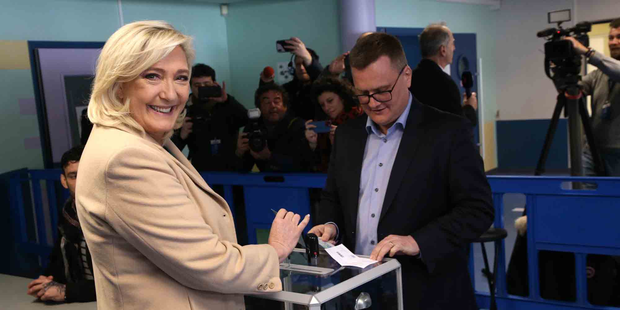 Η υποψήφια Λεπέν τη στιγμή που ψηφίζει στις εκλογές της Γαλλίας