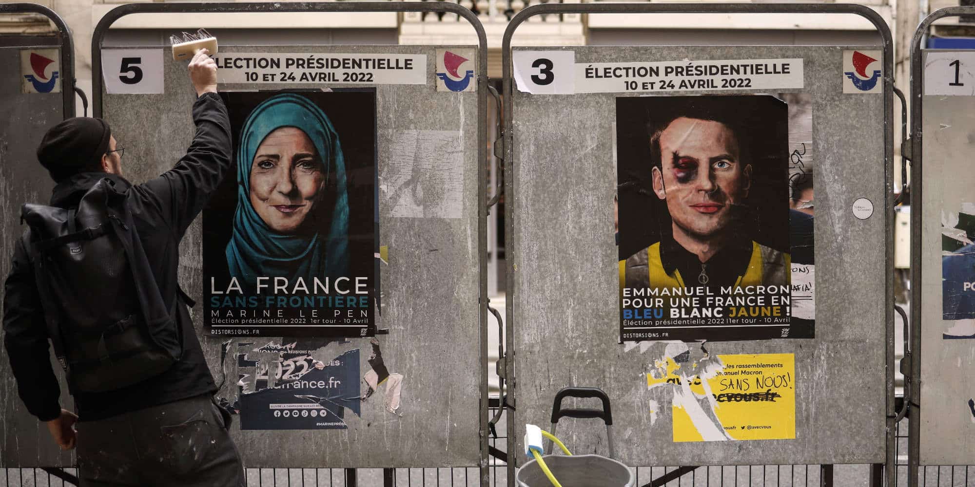 Street Artist στη Γαλλία αποτυπώνει τη Μαρίν Λεπέν με μαντήλα και τον Εμανουέλ Μακρόν με μαυρισμένο μάτι και κίτρινο γιλέκο