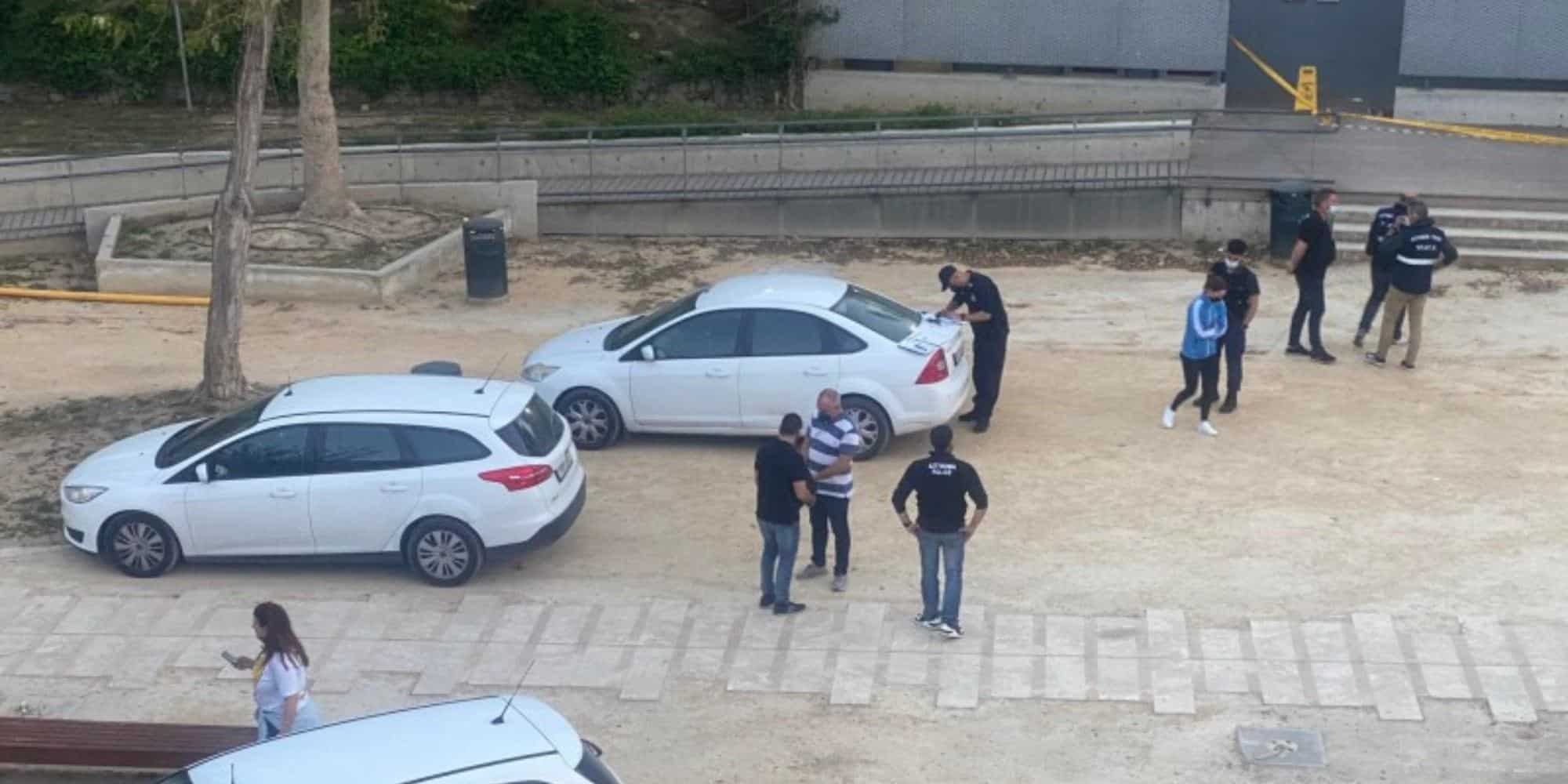 Αστυνομικές αρχές της Κύπρου στο σημείο που βρέθηκε το νεκρό βρέφος