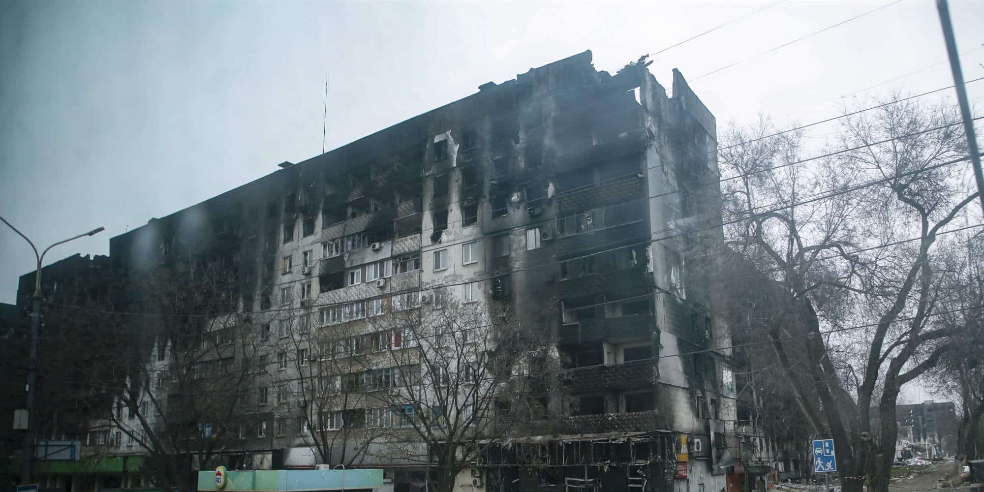 Βομβαρδισμένο κτίριο στη Μαριούπολη, στην Ανατολική Ουκρανία