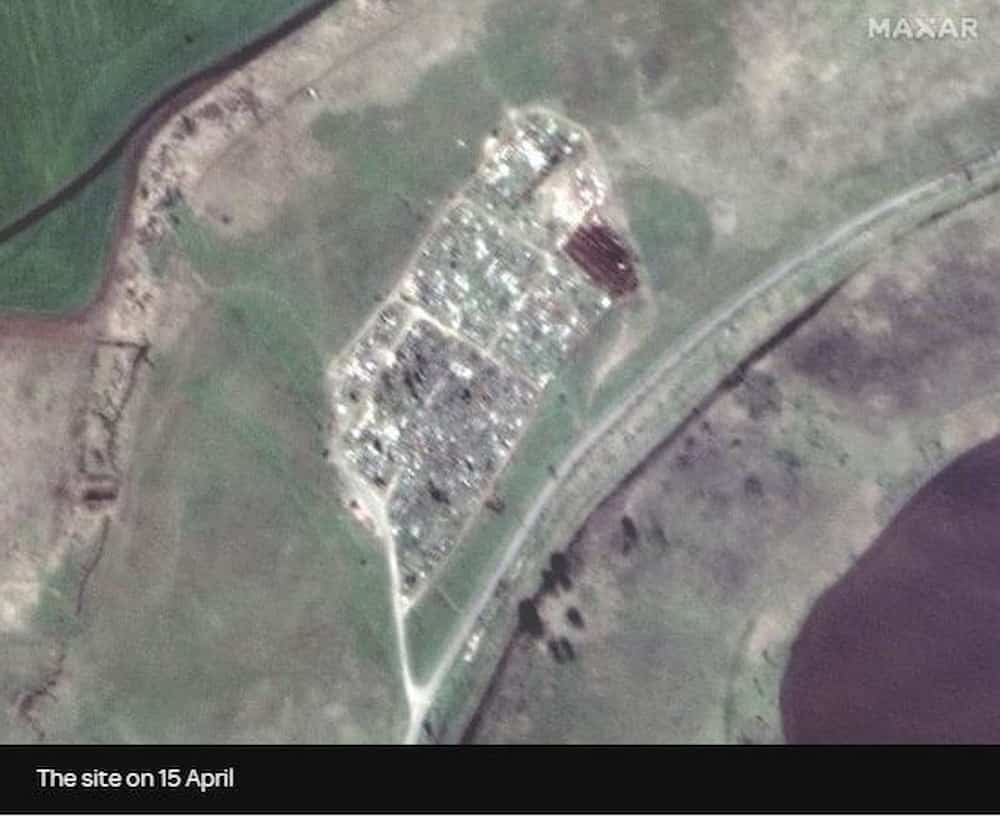 mariupol omadikos tafos maxar 23 4 22 - Ουκρανία: Δορυφορικές εικόνες αποκαλύπτουν νέο ομαδικό τάφο κοντά στη Μαριούπολη (εικόνες)