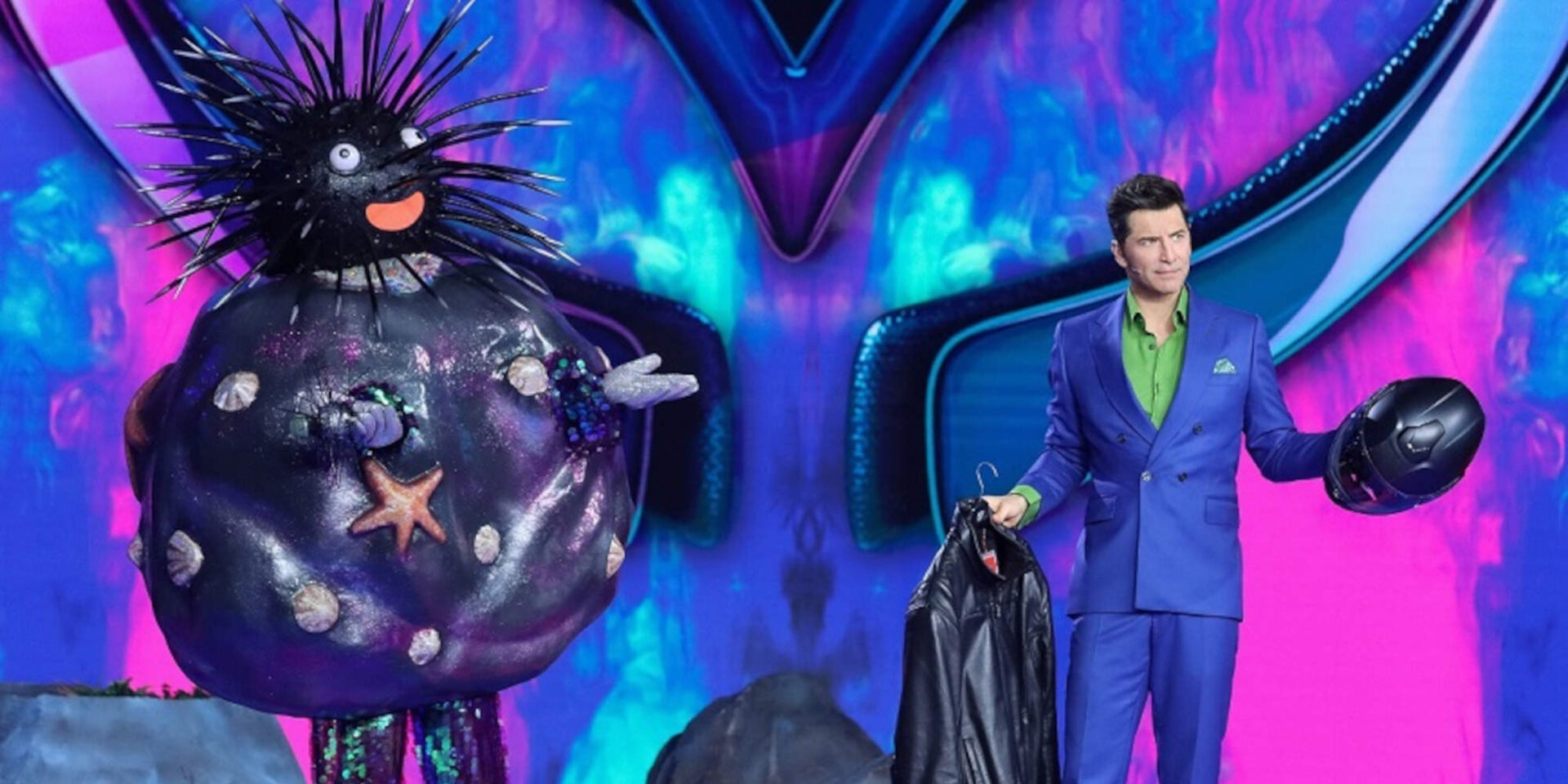 Ο αχινός με τον Σάκη Ρουβά στο Masked Singer