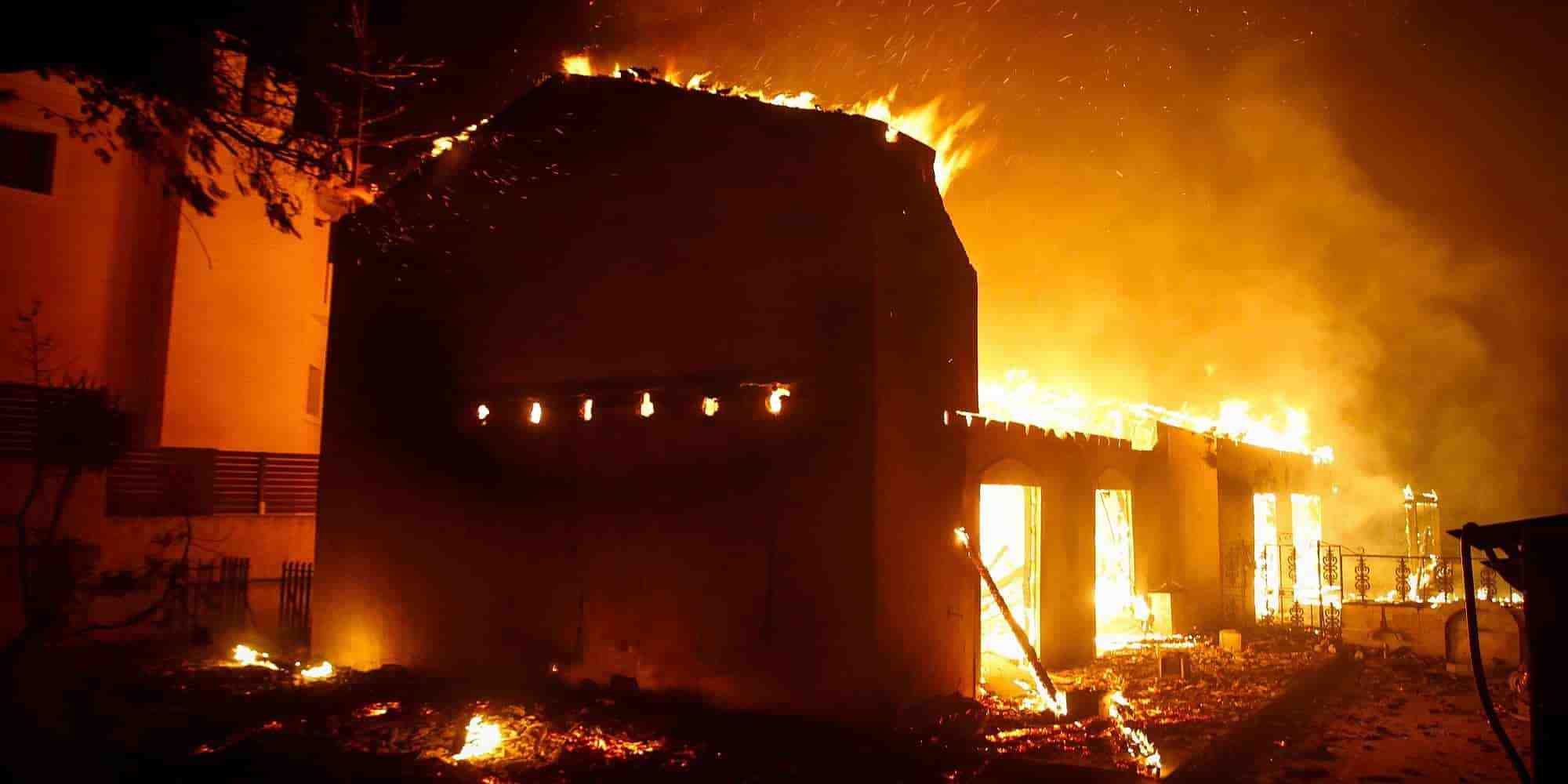 Φλεγόμενο σπίτι από την πυρκαγιά στο Μάτι