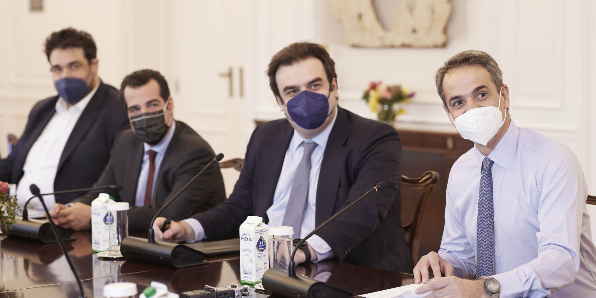 Θάνος Πλεύρης, Κυριάκος Πιερακάκης και Κυριάκος Μητσοτάκης στη σύσκεψη στο Μαξίμου