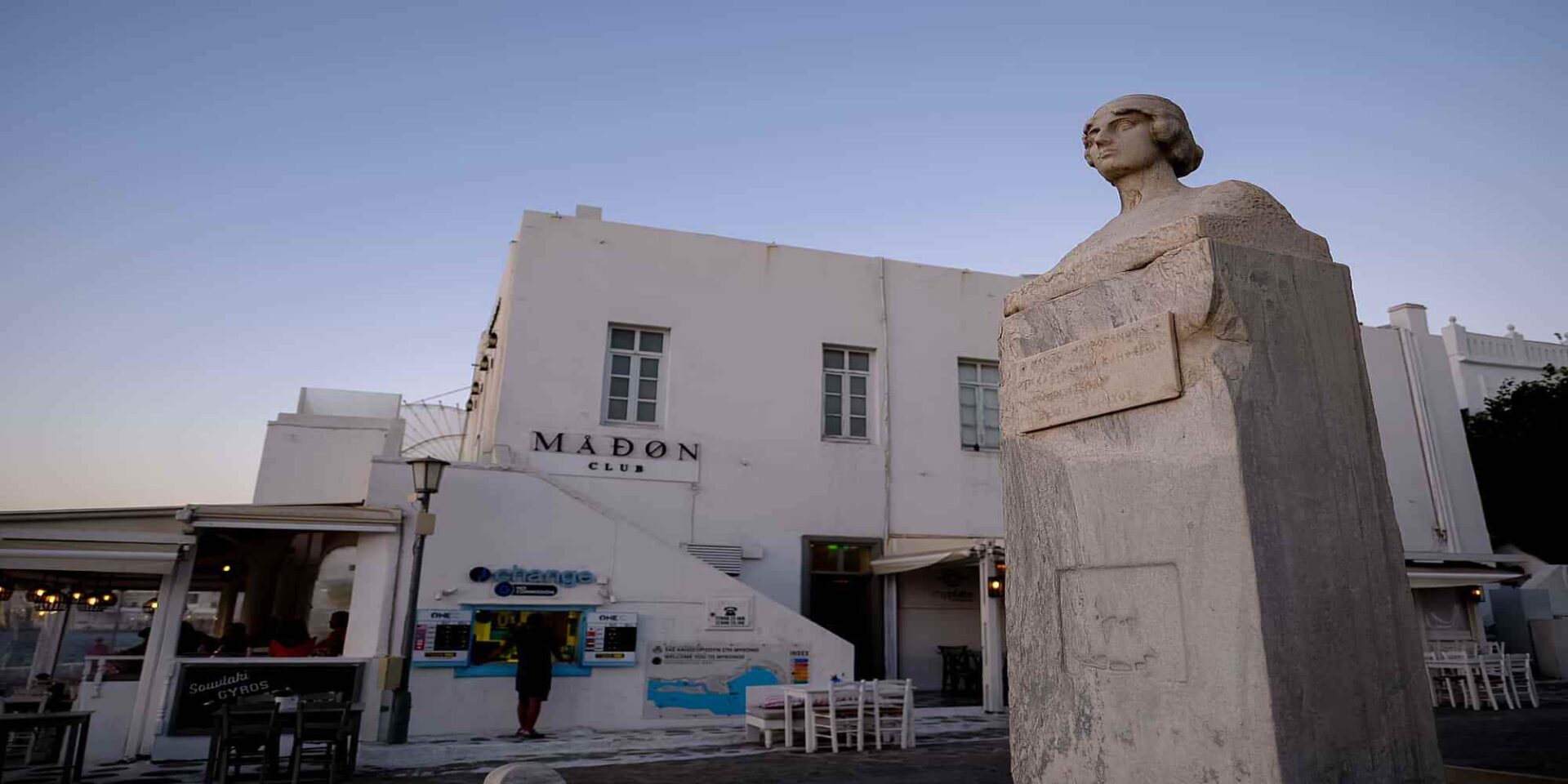 Άγαλμα της Μαντώς Μαυρογένους στην Μύκονο