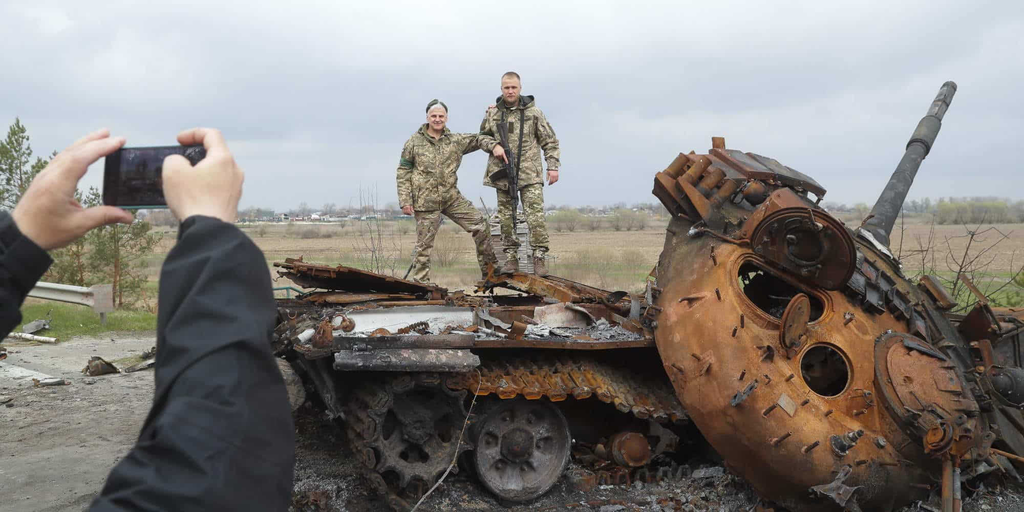 Στρατιώτες στην Ουκρανία ποζάρουν μπροστά σε διαλυμένο τανκ