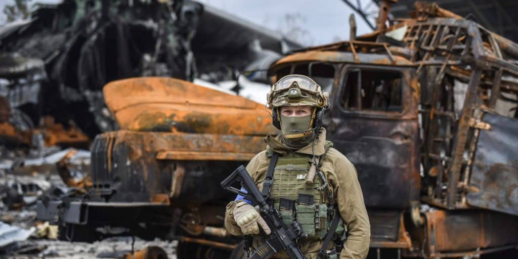 Στρατιώτης στην Ουκρανία μπροστά σε βομβαρδισμένη αεροπορική βάση
