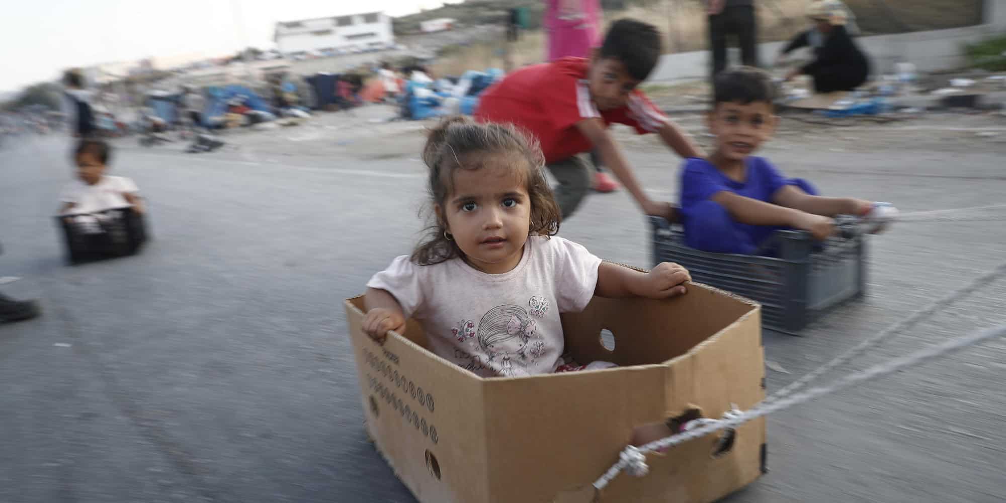 Λέσβος: Παιδιά παίζουν σε κέντρο φιλοξενίας προσφύγων