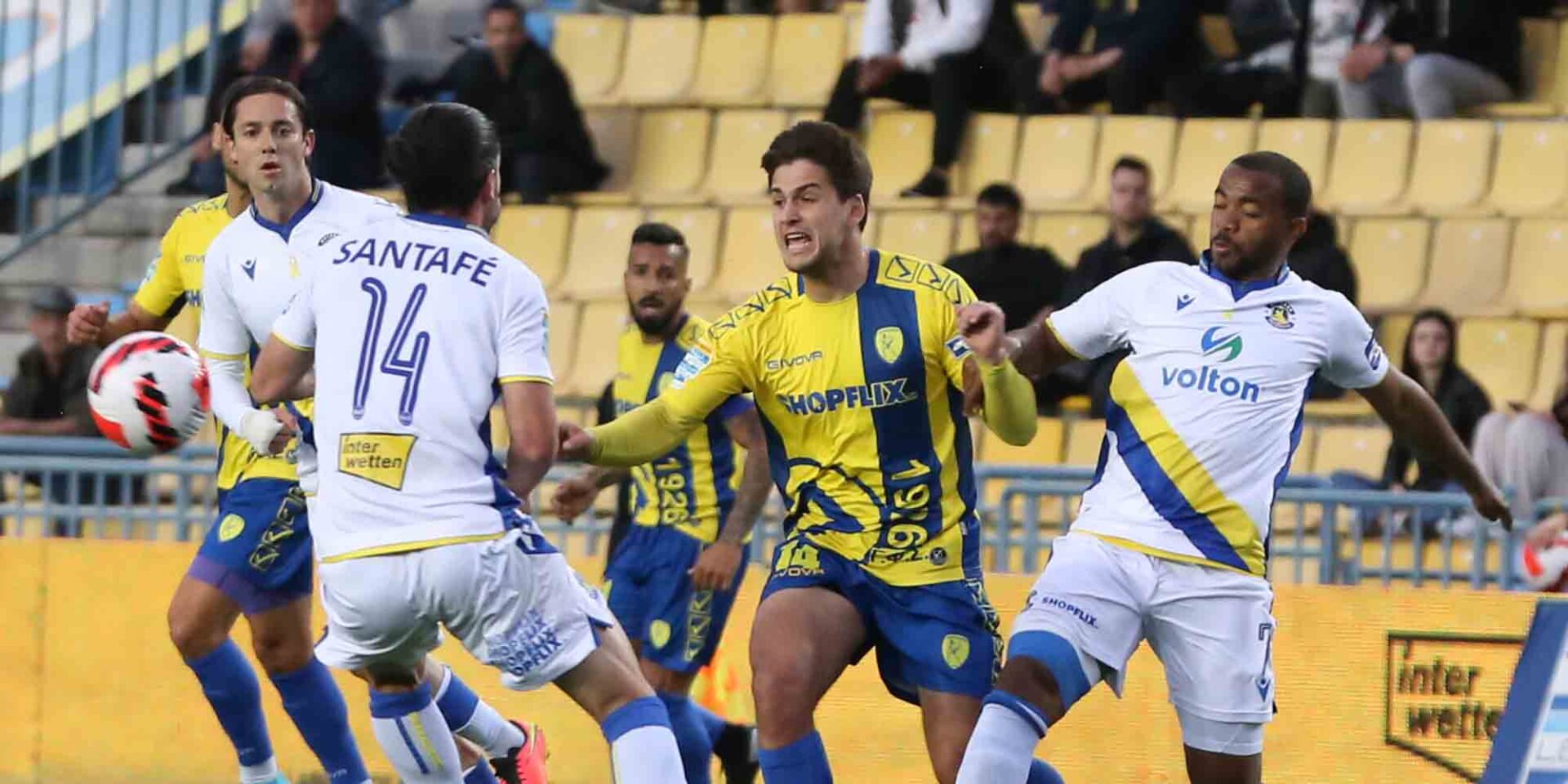 Φάση από τον αγώνα των πλέι άουτ της Super League Παναιτωλικός - Αστέρας Τρίπολης