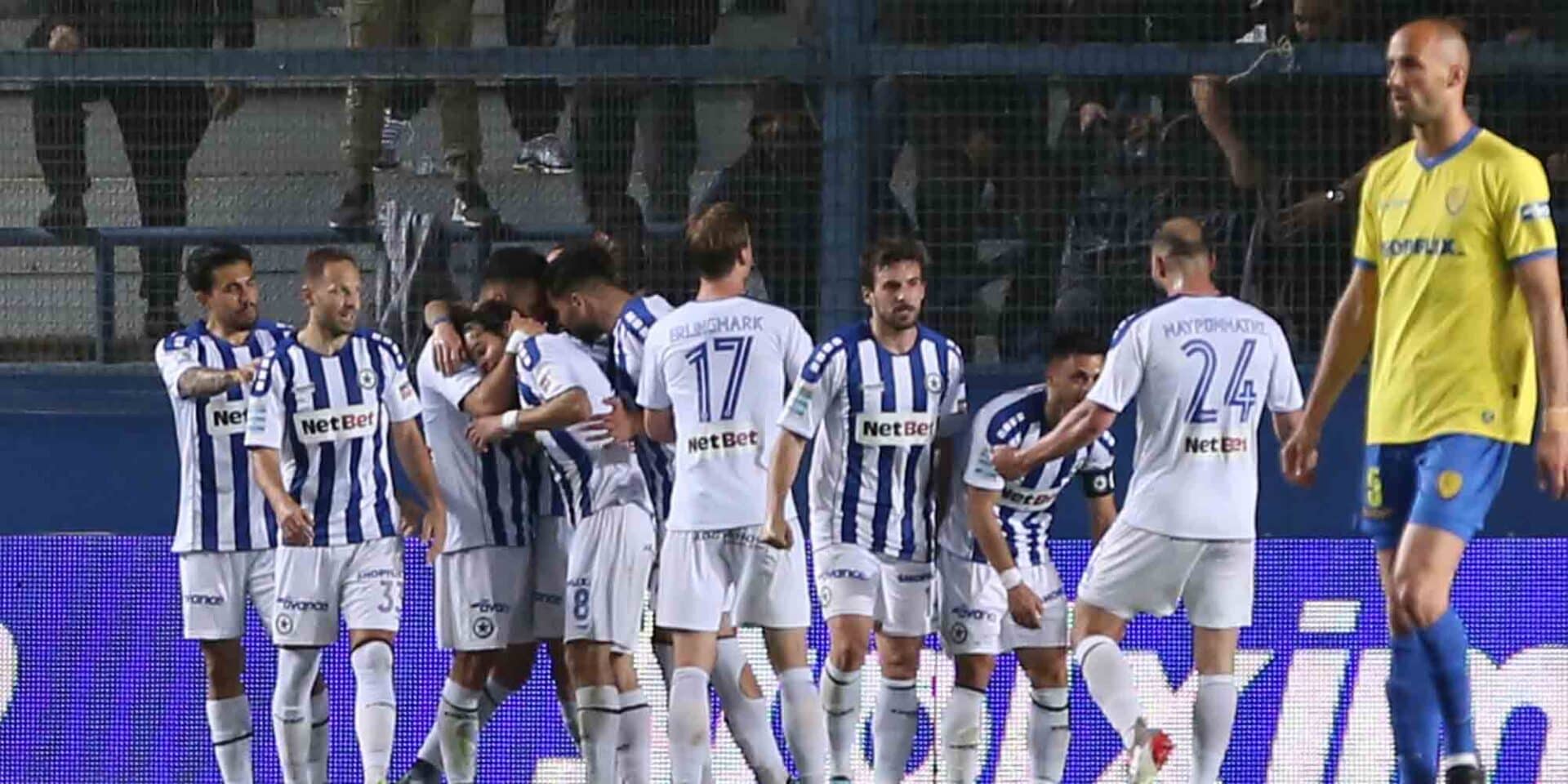 Πανηγυρισμοί από τους παίκτες του Ατρόμητου μέσα στο Αγρίνιο σε αγώνα για τα πλέι άουτ Super League