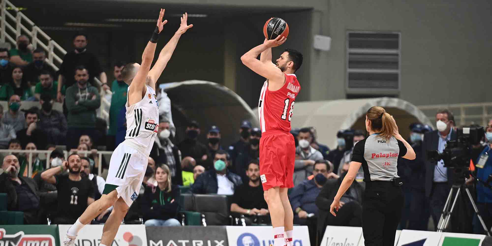Ο Κώστας Παπανικολάου σε προσπάθειά του στο ντέρμπι της Basket League Παναθηναϊκός - Ολυμπιακός