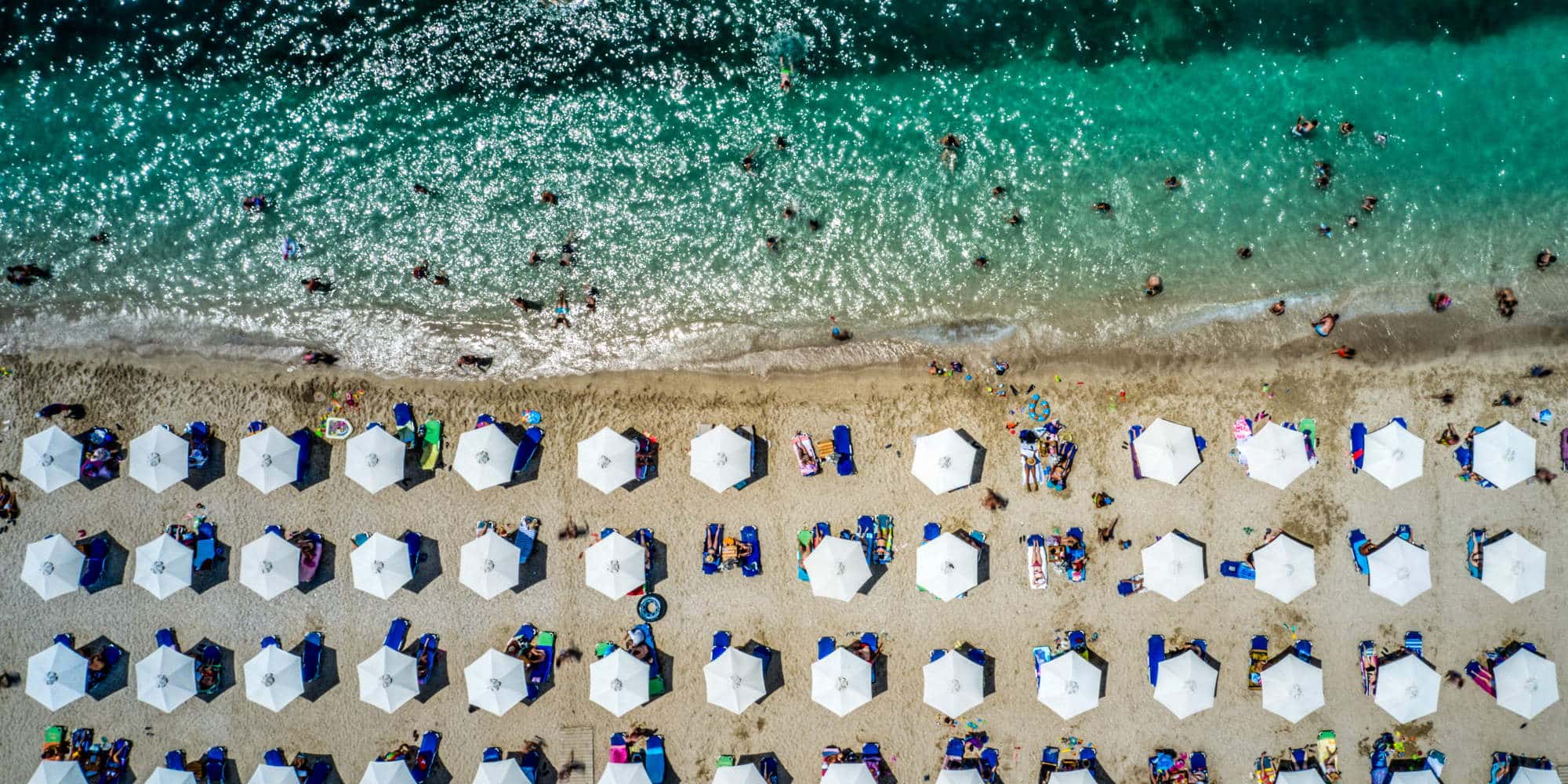 Πανοραμική φωτογραφία με ομπρέλες σε παραλία της Αττικής