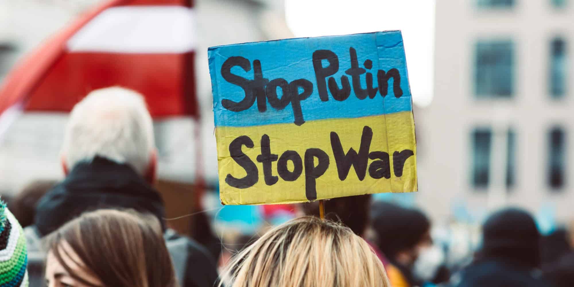 Σύνθημα «σταματήστε τον Πούτιν, σταματήστε τον πόλεμο»