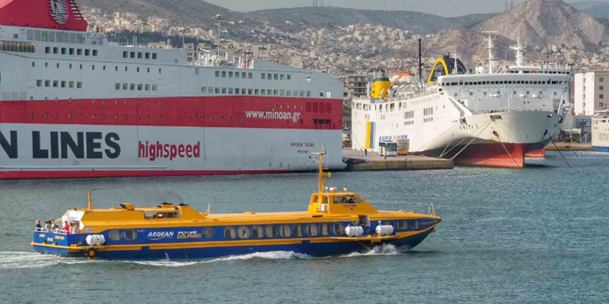 Πλοία στο λιμάνι του Πειραιά