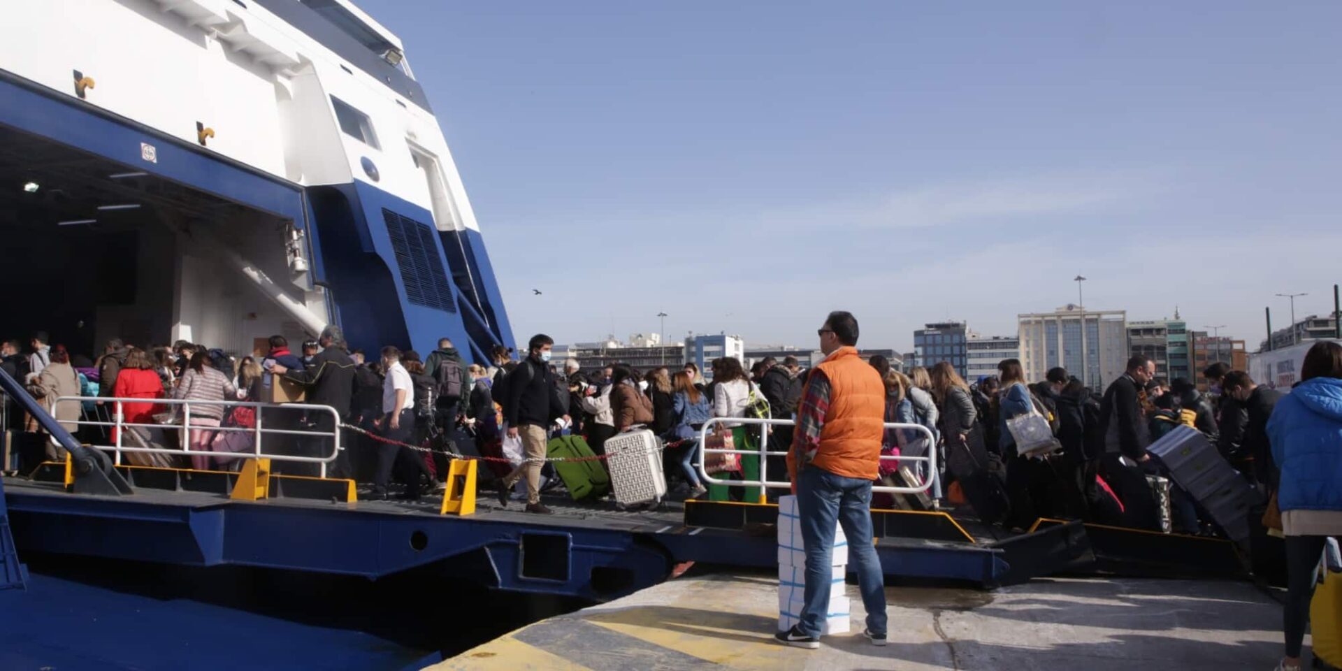 Κόσμος στο λιμάνι του Πειραιά