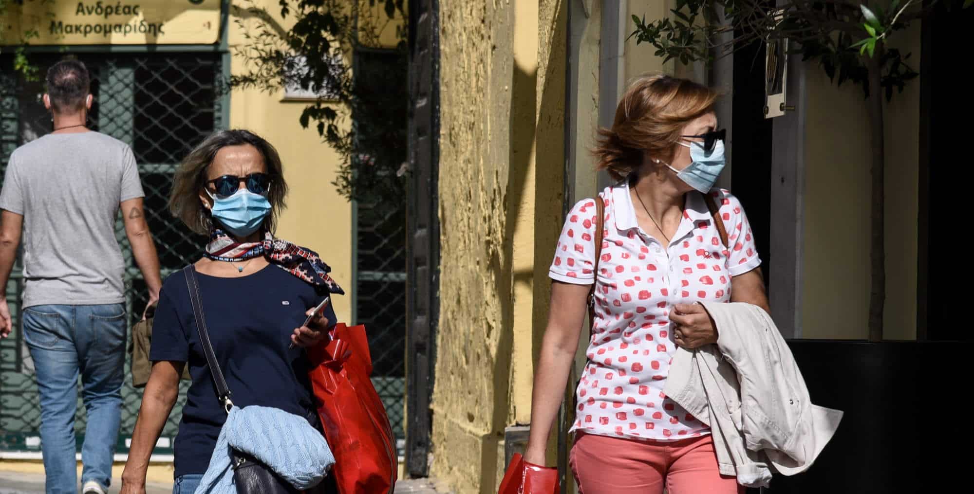Πολίτες φορούν μάσκα σε εξωτερικό χώρο