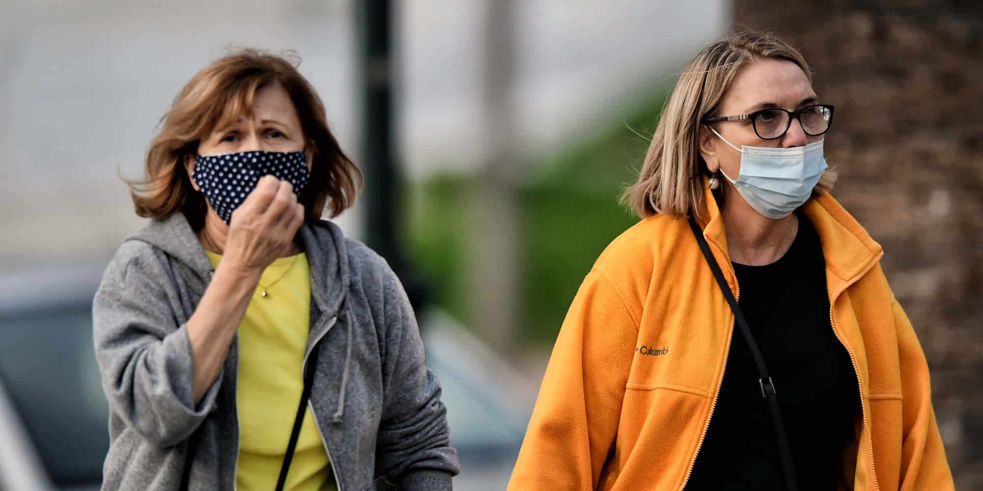 Πολίτες στο δρόμο με μάσκες, όπως όριζαν τα μέτρα κατά του κορονοϊού