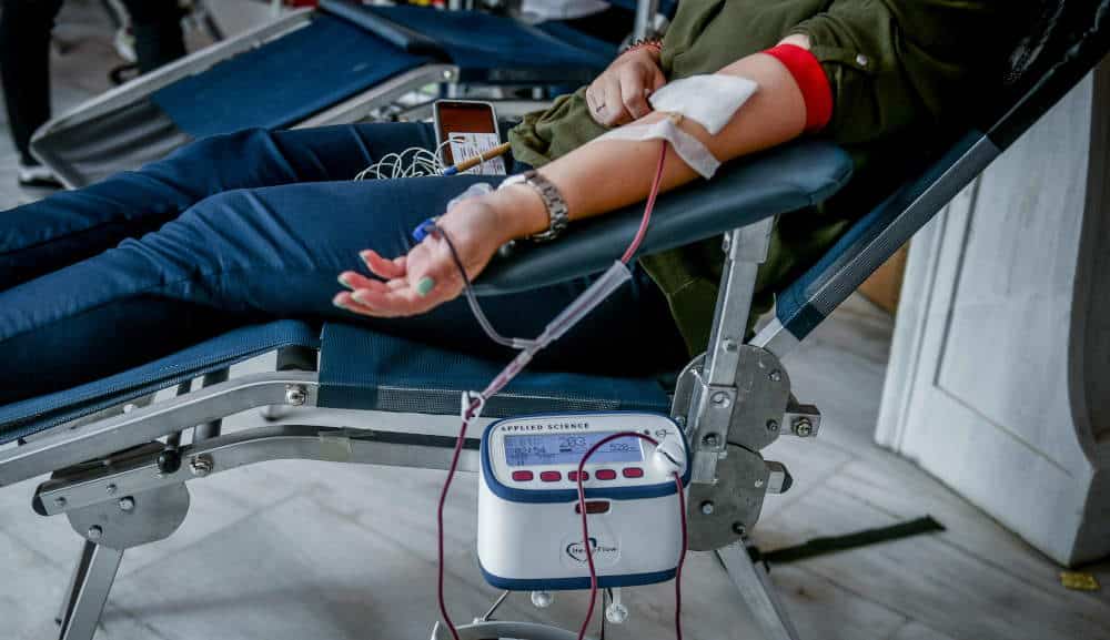 Εθελοντής αιμοδότης δίνει αίμα