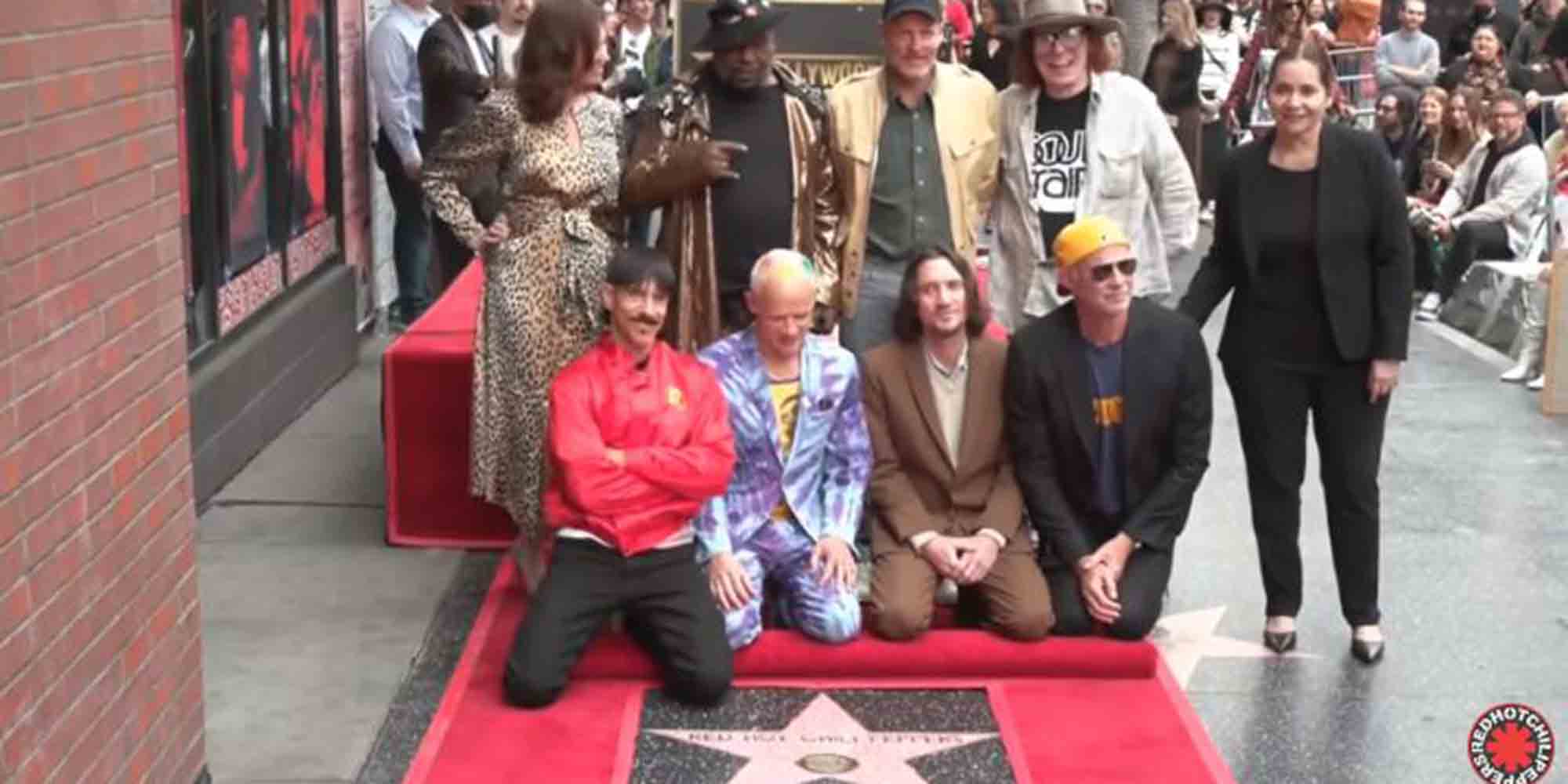 Το συγκρότημα των Red Hot Chili Peppers μπροστά από το αστέρι του στο Χόλιγουντ