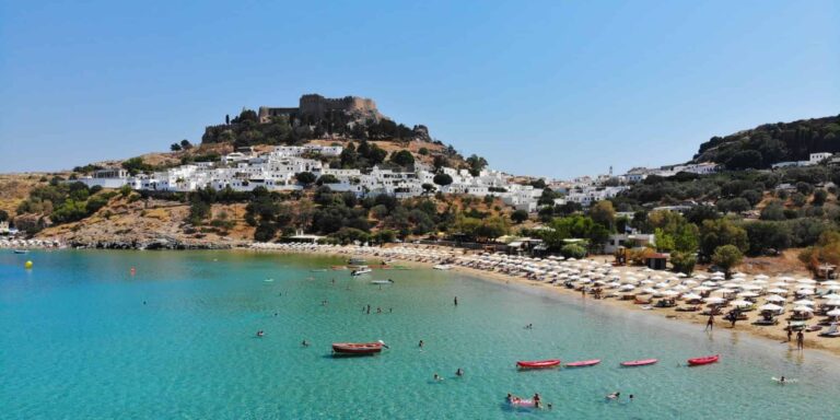 Αφιέρωμα Guardian: «Όλοι οι ρομαντικοί δρόμοι οδηγούν στη Ρόδο»