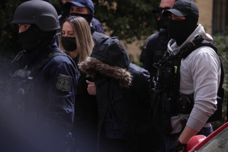 Στην ανακρίτρια έφτασε η Ρούλα Πισπιρίγκου υπό δρακόντεια μέτρα ασφαλείας (εικόνες & βίντεο)