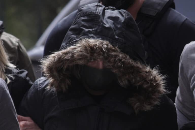 Οργισμένο πλήθος στην Ευελπίδων προσπάθησε να προπηλακίσει την Ρούλα Πισπιρίγκου – «Να ψοφήσεις, γιατί σκότωσες τα μωρά;» (εικόνες & βίντεο)