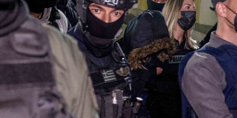 Ρούλα Πισπιρίγκου: Καμία αντίδραση κατά την έξοδό της από την Ευελπίδων (βίντεο)