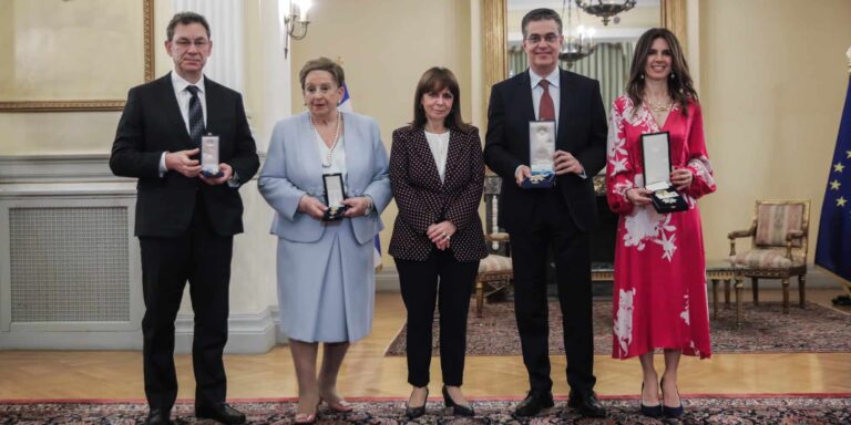 Η Σακελλαροπούλου τίμησε με παράσημα τους Σισιλιάνο, Μπουρλά, Περρωτή-Κωνσταντοπούλου και Καρέλια (εικόνες)