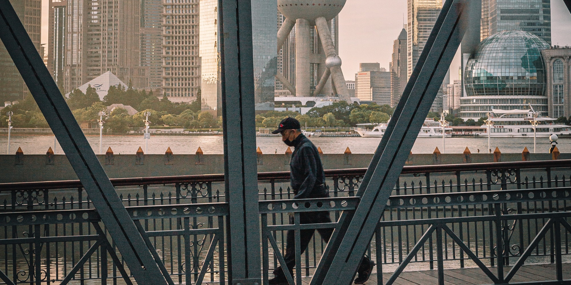 Άνδρας περπατάει σε γέφυρα στη Σανγκάη