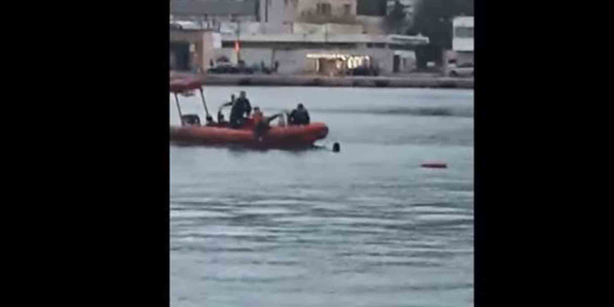 Η στιγμή που η υπαξιωματικός του Λιμενικού στη Χίο, έσωσε το σκυλί από το λιμάνι