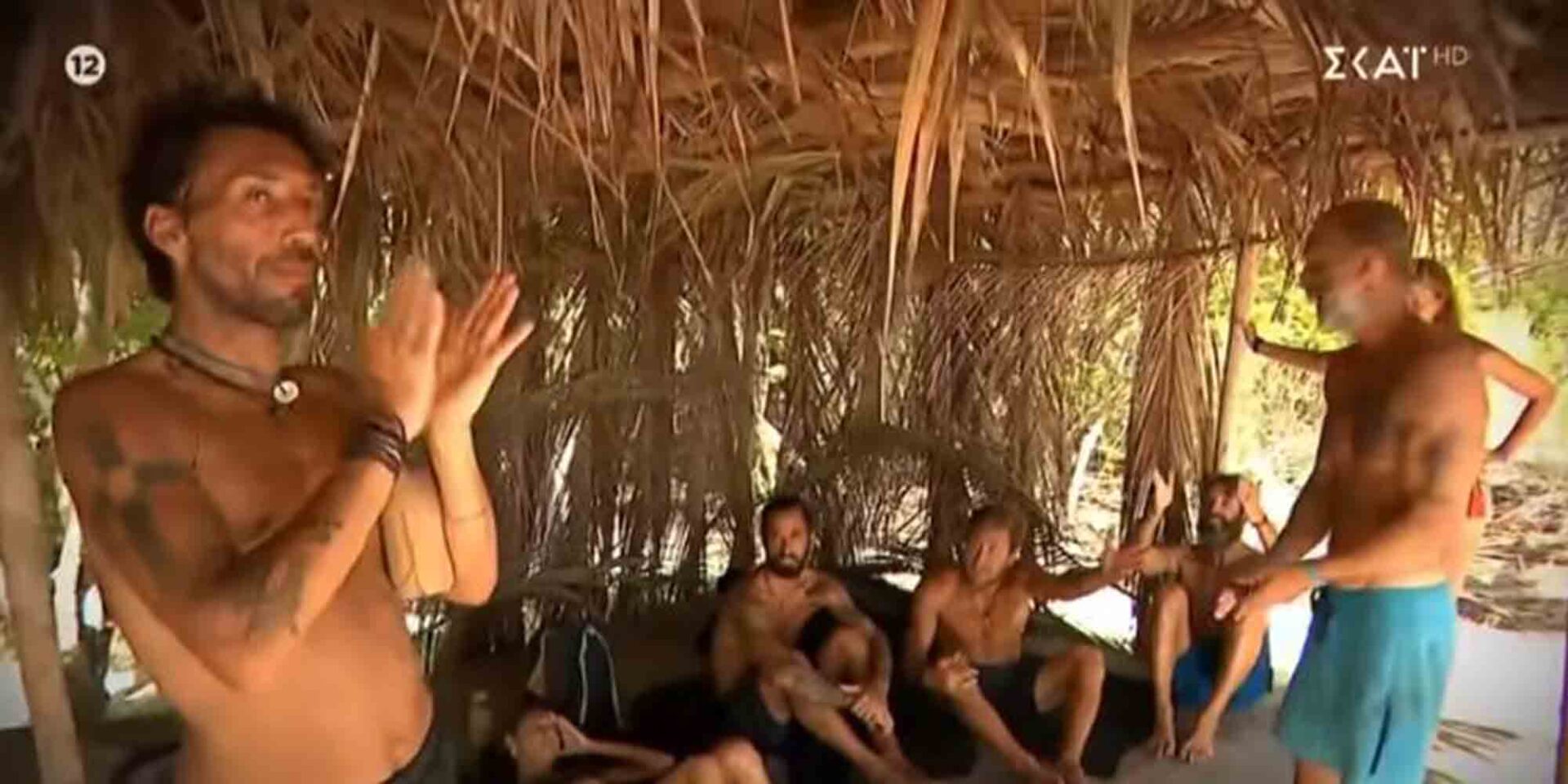 Όλη ομάδα των μπλε του Survivor, απέναντι στον Κωνσταντίνο Εμμανουήλ
