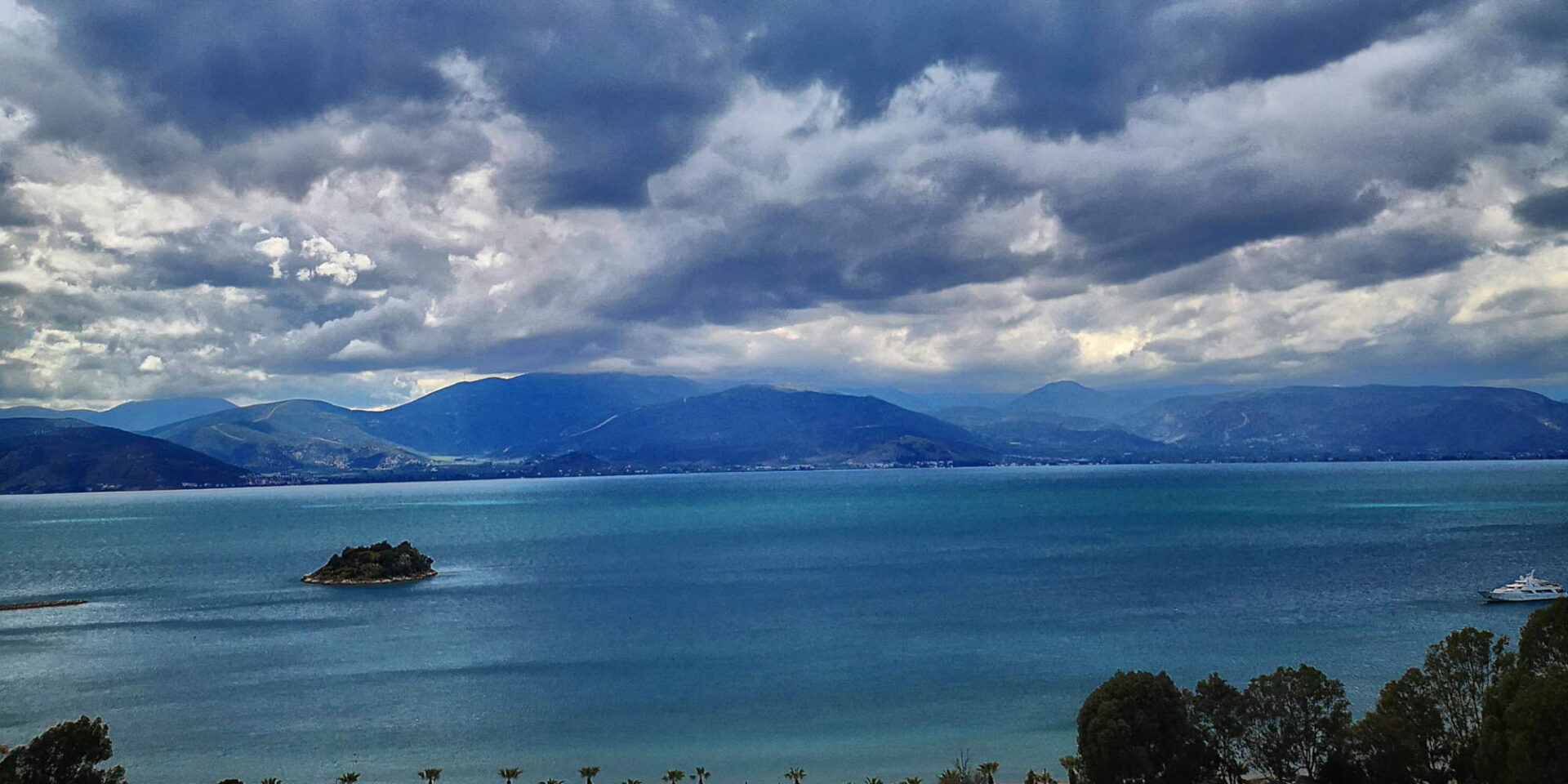 Συννεφιασμένος καιρός πάνω από τη θάλασσα στο Ναύπλιο