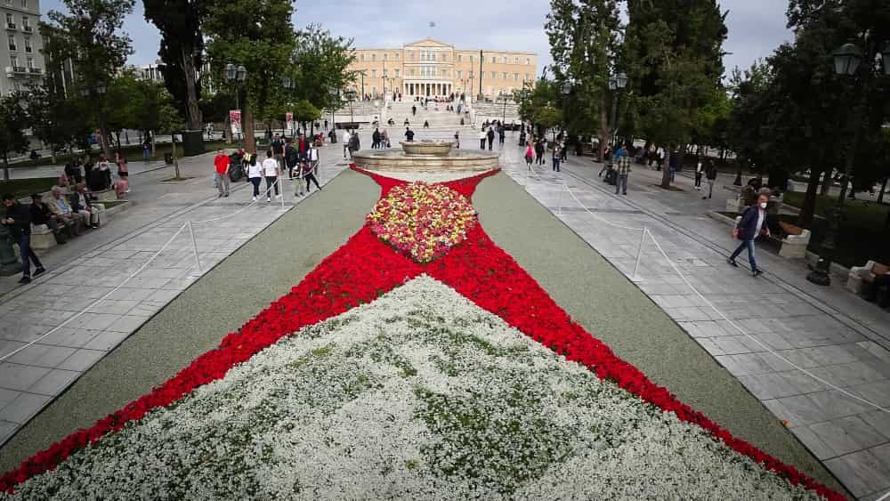Η Αθήνα στέλνει μήνυμα για ειρήνη στην Ουκρανία με 13.600 λουλούδια στο Σύνταγμα