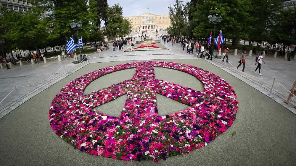 Η Αθήνα στέλνει μήνυμα για ειρήνη στην Ουκρανία με 13.600 λουλούδια στο Σύνταγμα