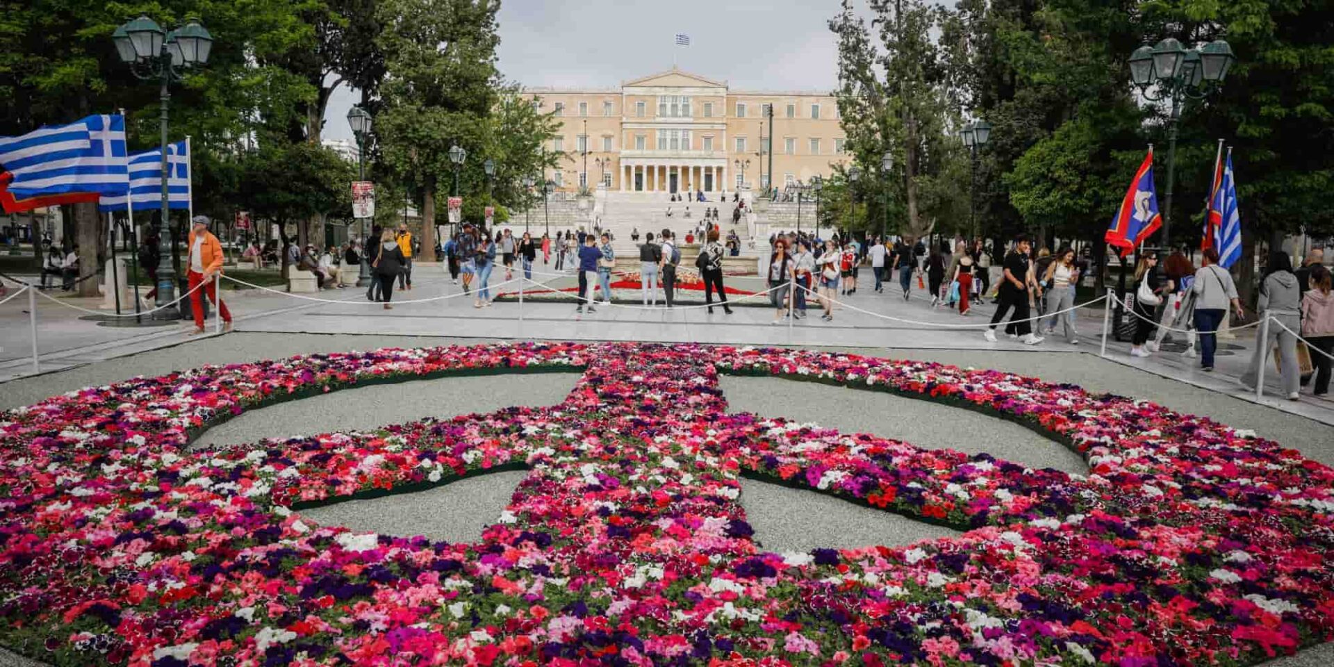 Η Αθήνα στέλνει μήνυμα για ειρήνη στην Ουκρανία με 13.600 λουλούδια στο Σύνταγμα