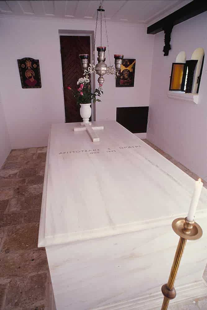Ο τάφος του Αριστοτέλη Ωνάση στον Σκορπιό