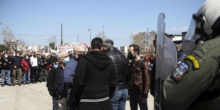 Θεσσαλονίκη: 11 προσαγωγές για τα επεισόδια στο Λιμάνι – Το ΚΚΕ καταγγέλλει απρόκλητη βία σε απεργούς