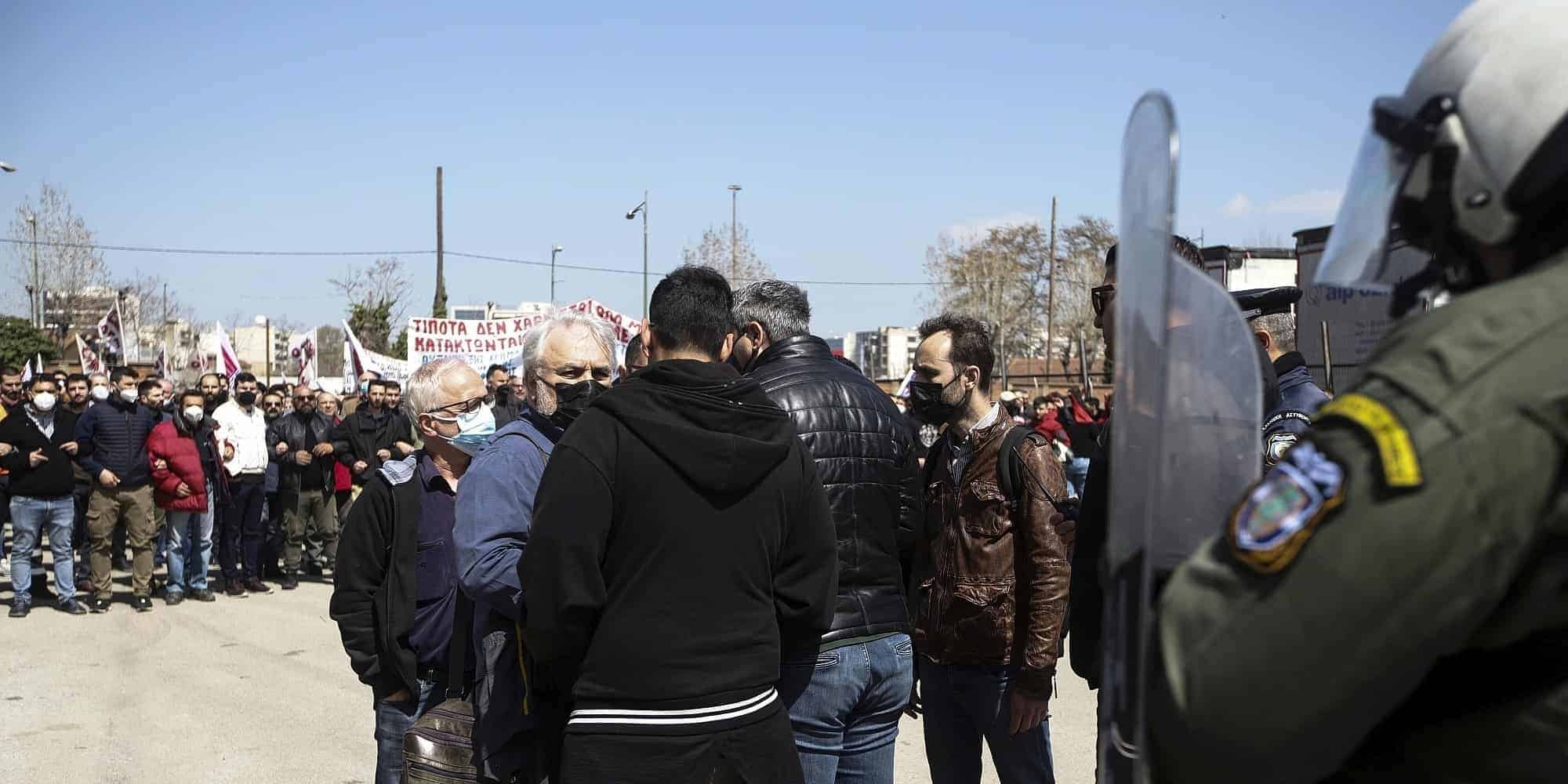 Διαδηλωτές και αστυνομικοί στην πορεία της Θεσσαλονίκης