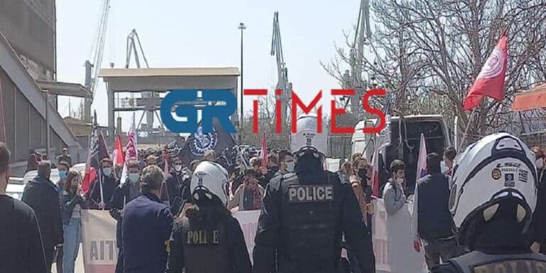 Επεισόδια στη Θεσσαλονίκη: Ένταση και χημικά στο Λιμάνι (εικόνες & βίντεο)