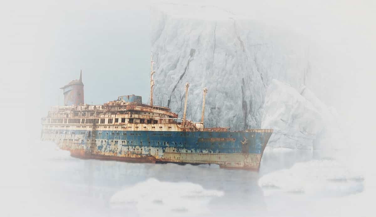 Αναπαράσταση του πλοίου Τιτανικός την ώρα που προσκρούει στο παγόβουνο