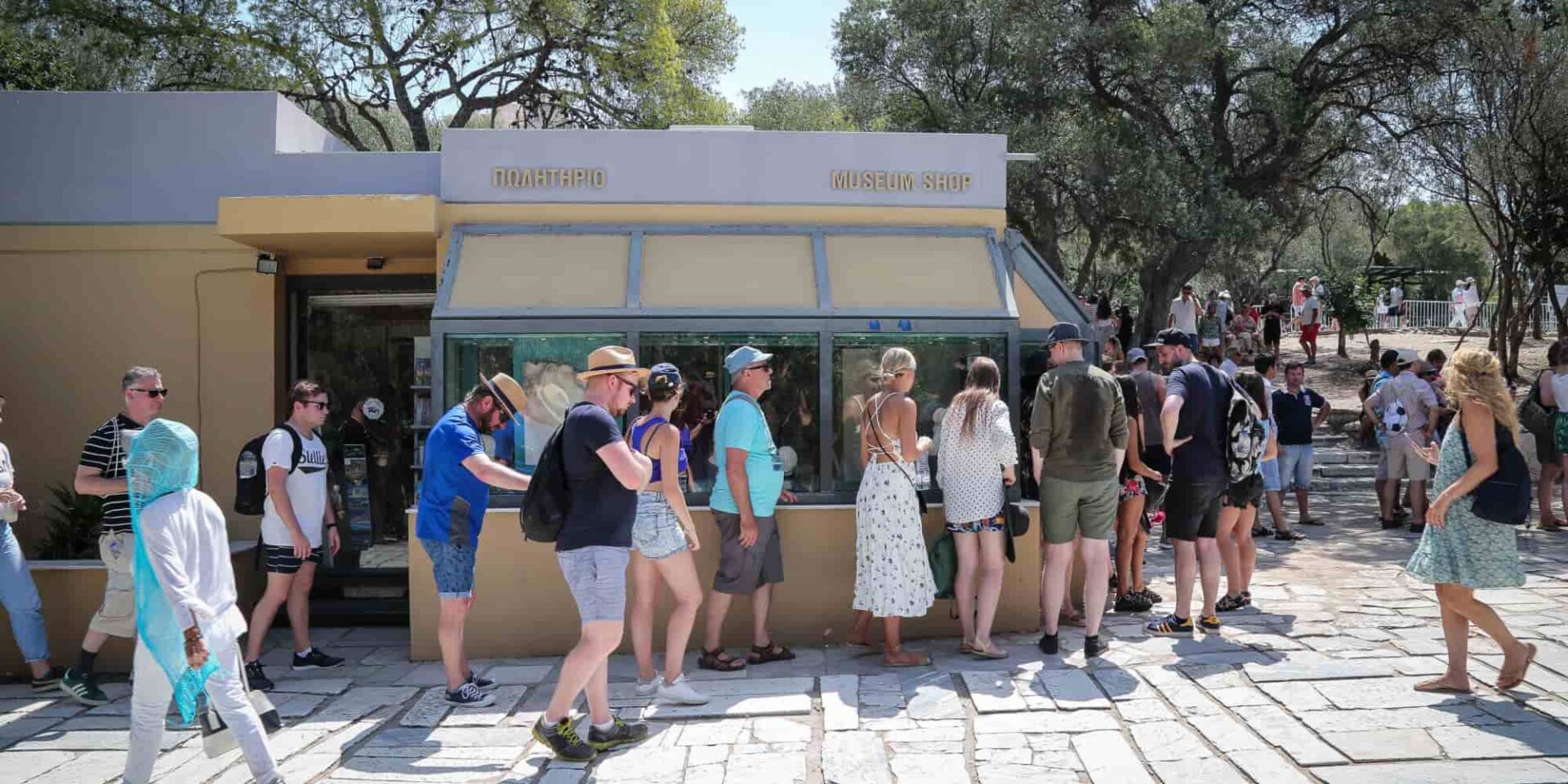 Τουρίστες σε είσοδο μουσείου
