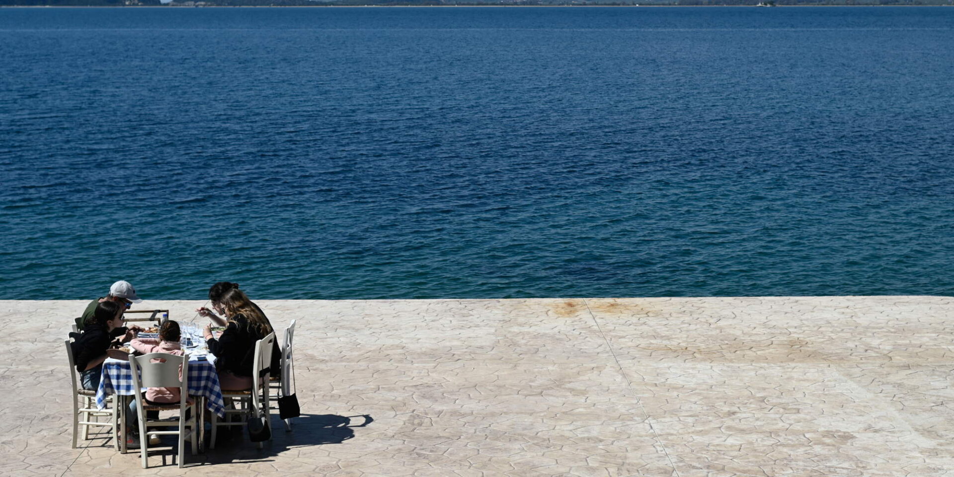 Ηλιόλουστος καιρός πλάι στη θάλασσα στην Πύλο