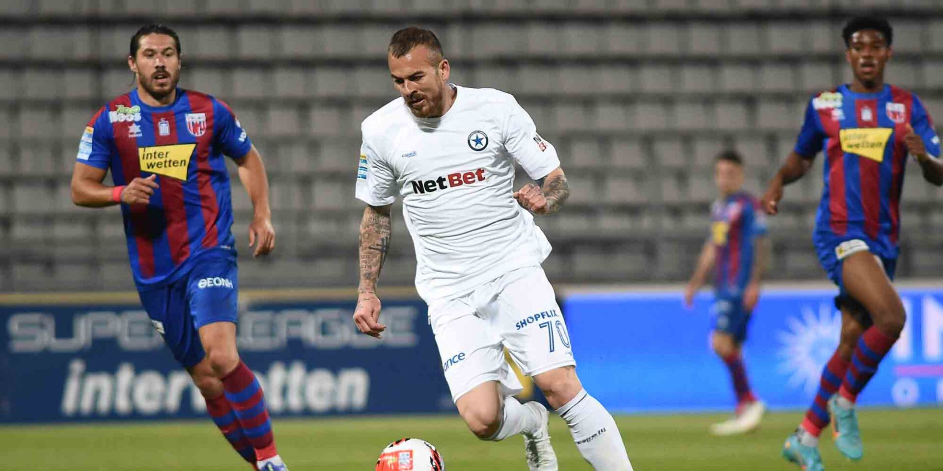 Φάση από τον αγώνα των πλέι άουτ της Super League Βόλος - Ατρόμητος