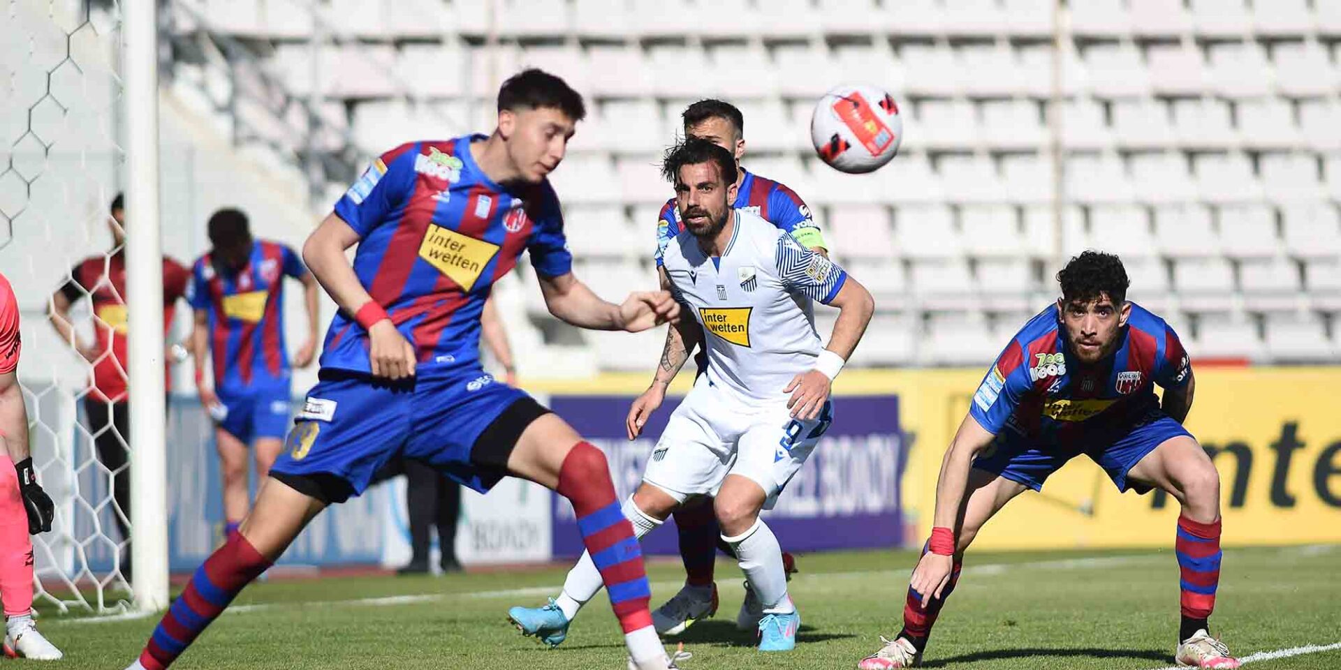 Φάση από τον αγώνα των πλέι άουτ της Super League Βόλος - Λαμία