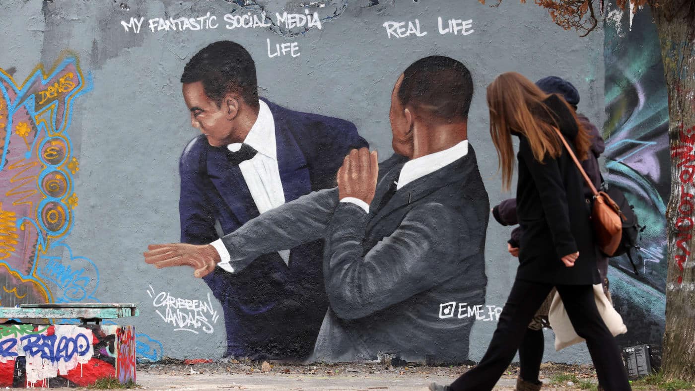 Το χαστούκι του Γουίλ Σμιθ στον Κρις Ροκ στην τελετή των Όσκαρ έγινε γκράφιτι στο Βερολίνο