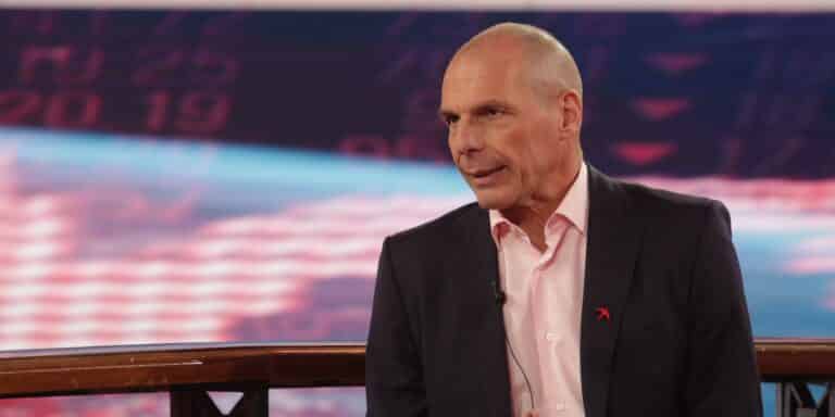 Βαρουφάκης: «Θα έπρεπε να δοθεί στους αρχηγούς των κομμάτων η δυνατότητα να απαντήσουν στον Ζελένσκι»