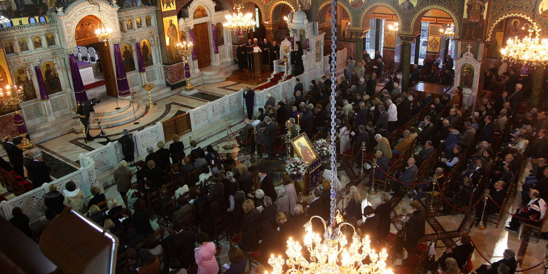 Κόσμος στην εκκλησία την Μεγάλη Τρίτη - Δημοσκόπηση