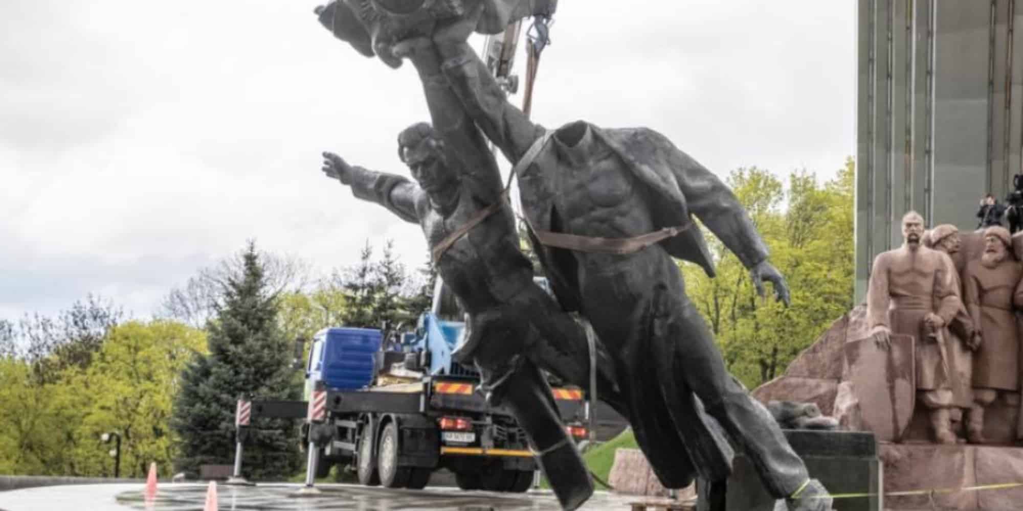 Ουκρανία: Ο δήμαρχος του Κιέβου γκρέμισε μνημείο που ήταν αφιερωμένο στην φιλία με την Ρωσία (εικόνα)